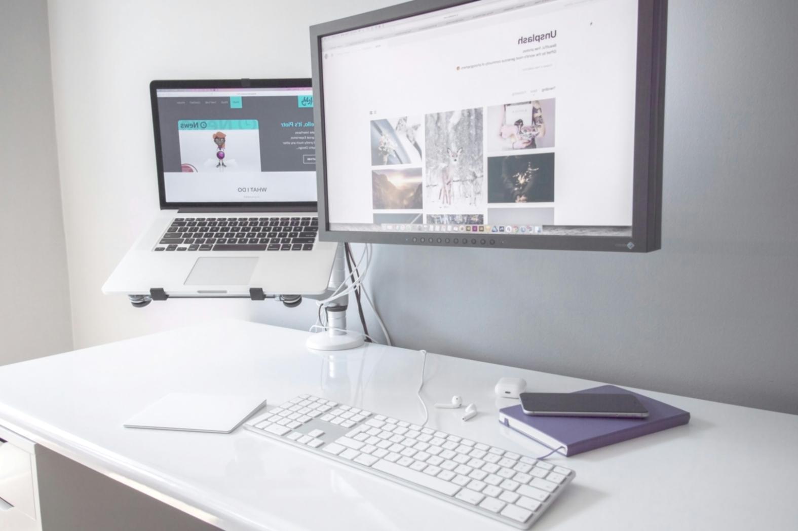 Analyse de rapport de crédit sur bureau avec calculatrice et documents financiers
